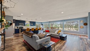 Una sala de estar moderna con sofá, mesa de centro y comedor.
