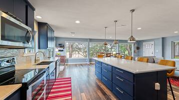 Een koelkast, een magnetron, een oven, een kookplaat