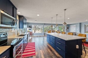 Réfrigérateur, four à micro-ondes, un four, surface de cuisson