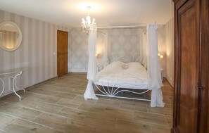 4 bedrooms, iron/ironing board, travel crib