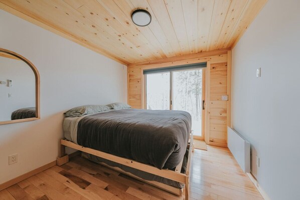 1 chambre, bureau, fer et planche à repasser, lit de bébé portatif