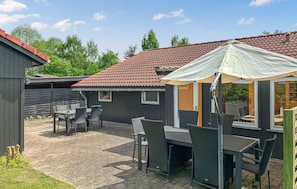 Outdoor dining - Awesome home in Væggerløse with WiFi (Væggerløse)