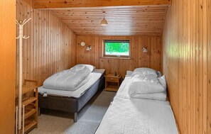 Travel crib, free WiFi
