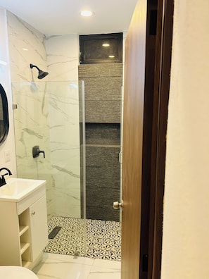 Secadora de cabello, toallas, jabón, papel de baño