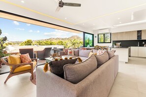 Tv och ett bordtennisbord