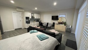 1 habitación, tabla de planchar con plancha, cuna de viaje y wifi 