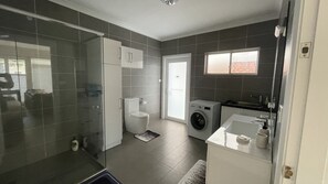 Sèche-cheveux, serviettes fournies, savon, papier toilette
