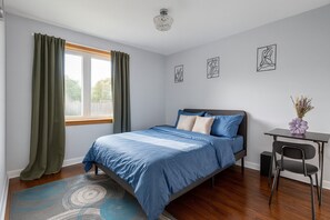 3 bedrooms, desk, iron/ironing board, travel cot