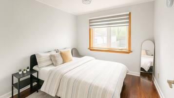 3 chambres, bureau, fer et planche Ă repasser, lit parapluie