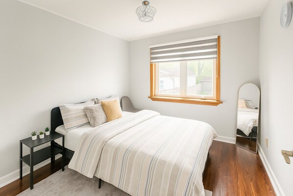 3 habitaciones, escritorio y tabla de planchar con plancha 