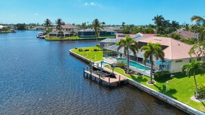 Exterior - VILLA SUMMERLAND– HEATED POOL & SPA | GULF ACCESS | BOAT RENTAL + TOURS VOUCHER INCL. (Cape Coral)