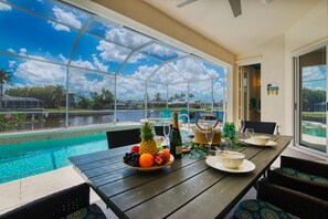 Outdoor dining - VILLA SUMMERLAND– HEATED POOL & SPA | GULF ACCESS | BOAT RENTAL + TOURS VOUCHER INCL. (Cape Coral)