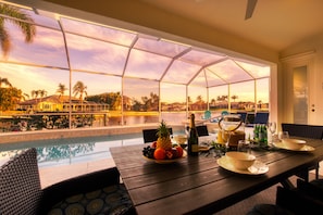 Dining - VILLA SUMMERLAND– HEATED POOL & SPA | GULF ACCESS | BOAT RENTAL + TOURS VOUCHER INCL. (Cape Coral)