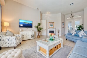 Smart TV, books - VILLA SUMMERLAND– HEATED POOL & SPA | GULF ACCESS | BOAT RENTAL + TOURS VOUCHER INCL. (Cape Coral)