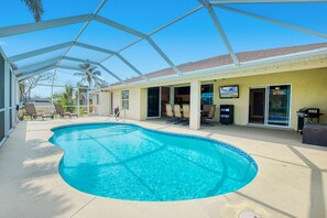 A heated pool - VILLA SALTY ESCAPE - HEATED POOL | FAMILY FRIENDLY | BOAT RENTAL + TOURS VOUCHER INCL. (Cape Coral)