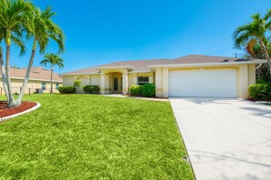 Exterior - VILLA SALTY ESCAPE - HEATED POOL | FAMILY FRIENDLY | BOAT RENTAL + TOURS VOUCHER INCL. (Cape Coral)