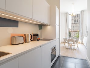 Fridge, oven, stovetop, dishwasher