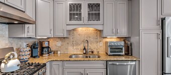 2Blocks 2Beach with Free Coffee, AC and Linens+Towel