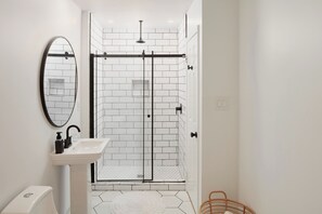 Douche, serviettes fournies, savon, papier toilette