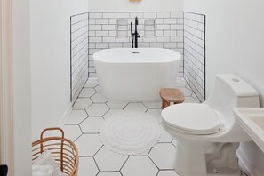 Douche, serviettes fournies, savon, papier toilette