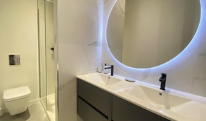 Douche, séchoir à cheveux, serviettes fournies