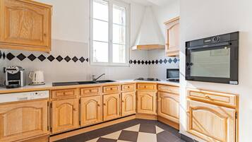 Kjøleskap, mikrobølgeovn, ovn og oppvaskmaskin