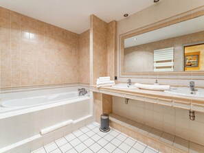 Shower, hair dryer, towels - Beautiful 160m² apartment of 3 bedroom in the heart of Bordeaux City (Bordeaux)