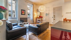 Una sala de estar moderna con un sofá, una mesa de centro y un televisor.
