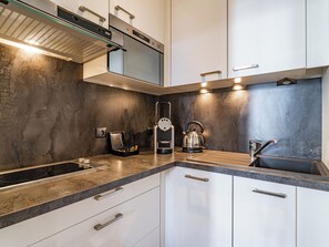 Geladeira, micro-ondas, fogão, lava-louças