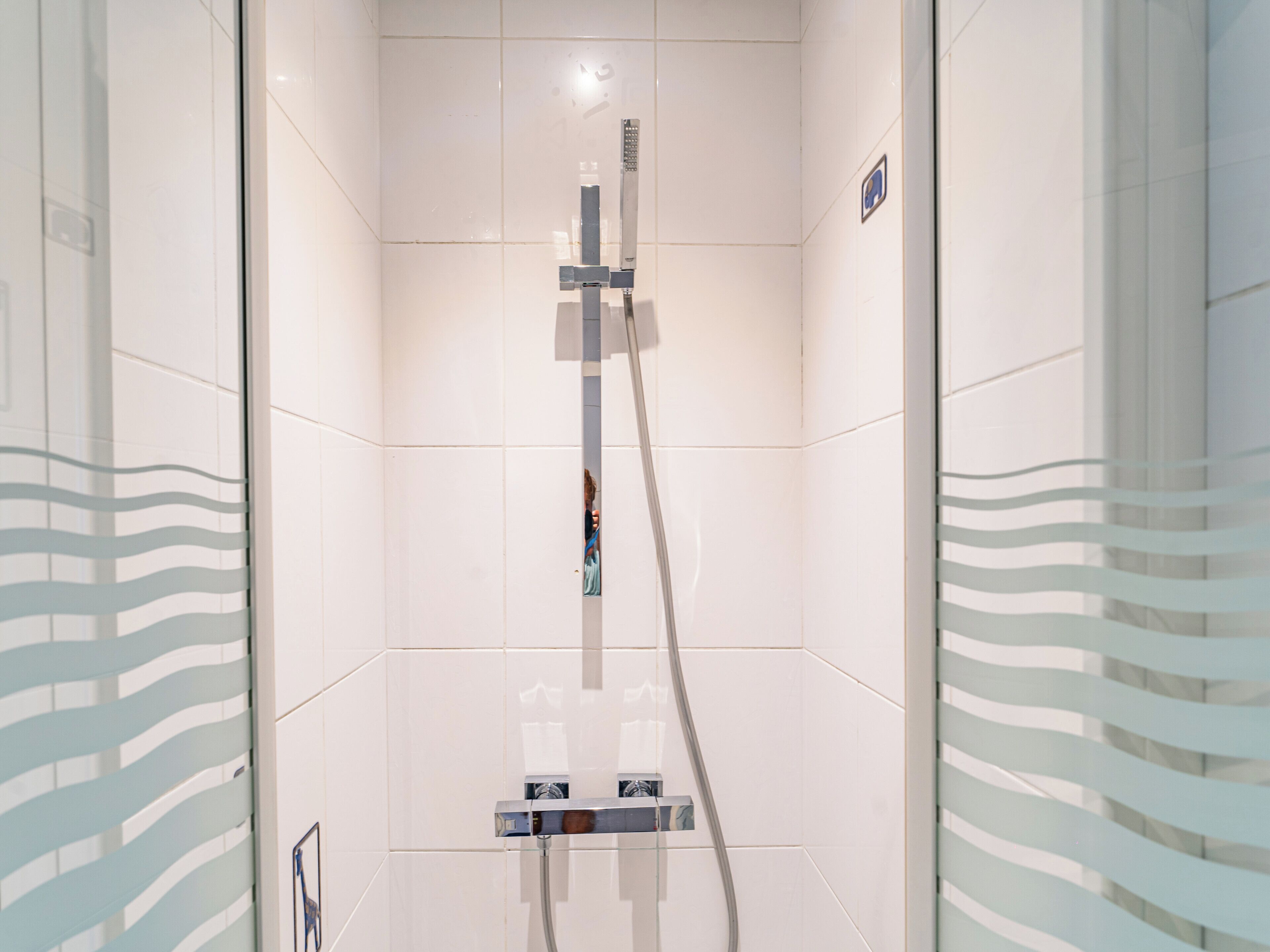 Een douche, een haardroger, handdoeken