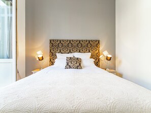 1 bedroom, iron/ironing board, WiFi, bed sheets - Elegant Apartment in the Heart of Historic Saint-Michel District (Bordeaux)