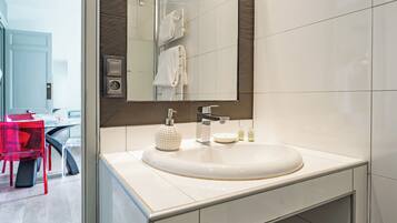 Shower, hair dryer, towels