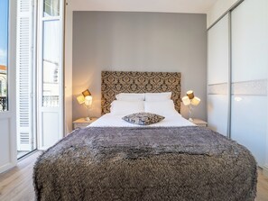 1 dormitorio, tabla de planchar con plancha, wifi y ropa de cama