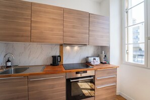 Réfrigérateur, four, lave-vaisselle, cafetiÚre/bouilloire