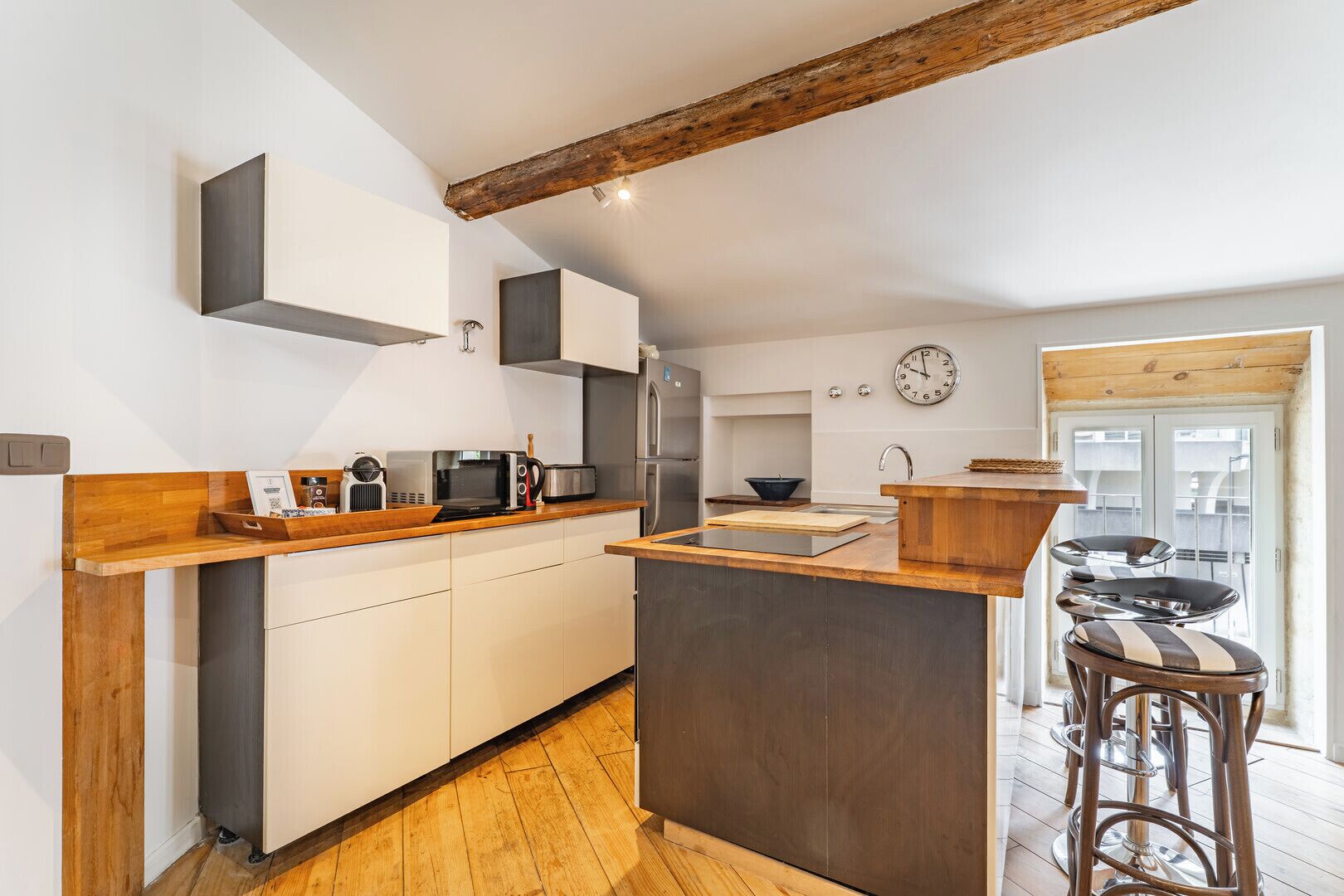 Een koelkast, een oven, een vaatwasser, een koffiezetapparaat/waterkoker