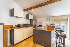 Réfrigérateur, four, lave-vaisselle, cafetière/bouilloire