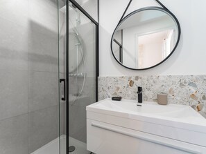 Douche, séchoir à cheveux, serviettes fournies