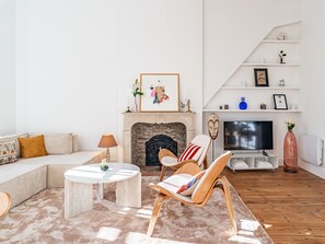 TV, fireplace