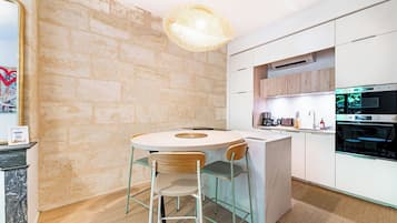 KĂŒhlschrank, Mikrowelle, Ofen, Wasserkocher mit Kaffee-/Teezubehör