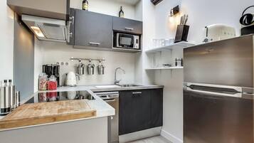 Réfrigérateur, micro-ondes, four, plaque de cuisson