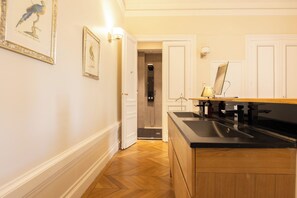 A bathroom with a wooden vanity, a sink, and a mirror. - Maison Ingwë - Appartment for 6 in Place Gambetta (Bordeaux)