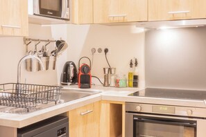 Coffee/tea maker, fridge, microwave, oven