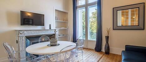 Een televisie en een open haard