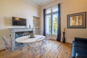 TV, fireplace
