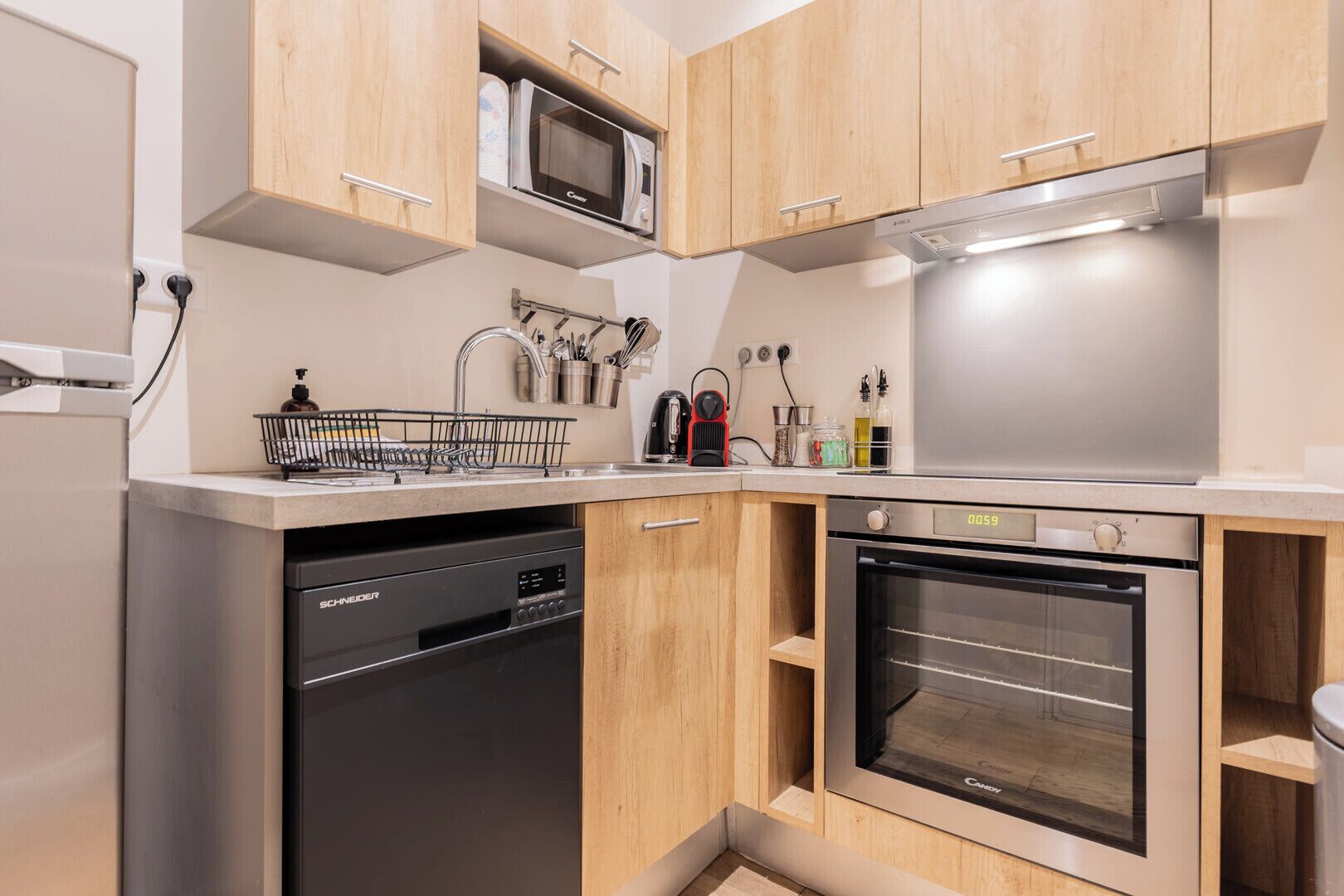 Coffee/tea maker, fridge, microwave, oven