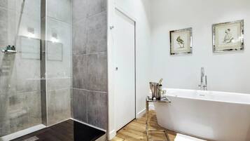Een douche, een haardroger, handdoeken
