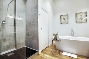 Dusche, Haartrockner, Handtücher