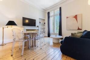 TV, fireplace