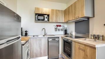 Réfrigérateur, micro-ondes, four, plaque de cuisson