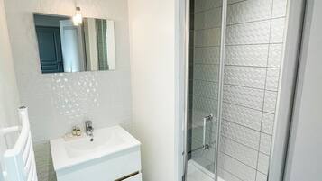 Een douche, een haardroger, handdoeken